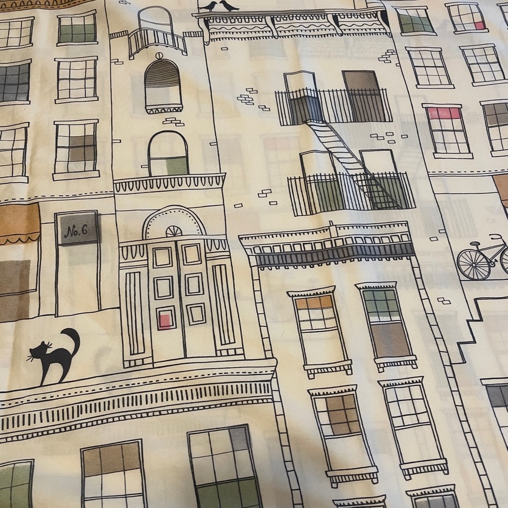 Two pillowcases with a unique city design. - Picture 3 of 7
